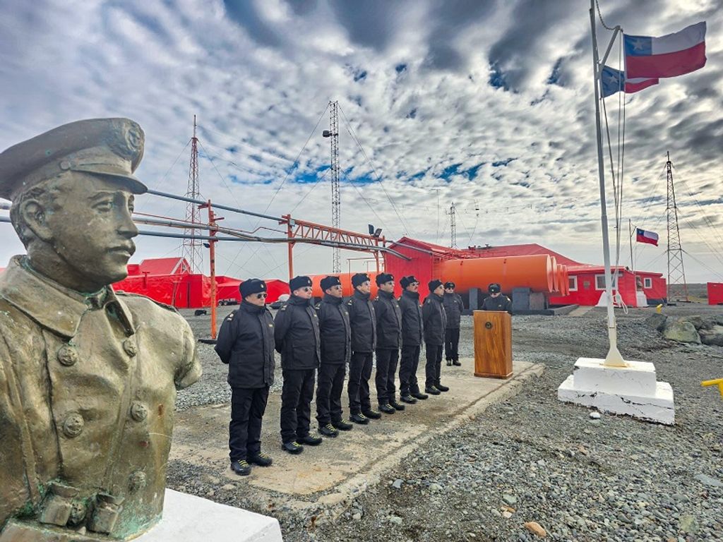 Ceremonia en la Base Naval Antártica Capitán Arturo Prat Ceremonia en la Base Naval Antártica Capitán Arturo Prat