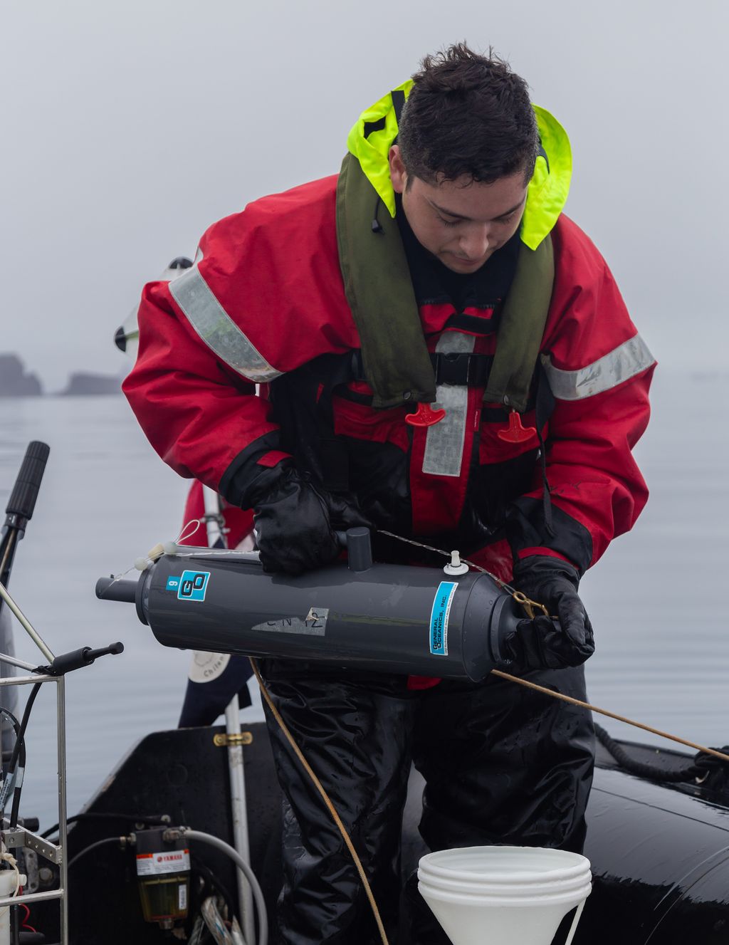 Abordo del bote tomando muestras Abordo del bote tomando muestras