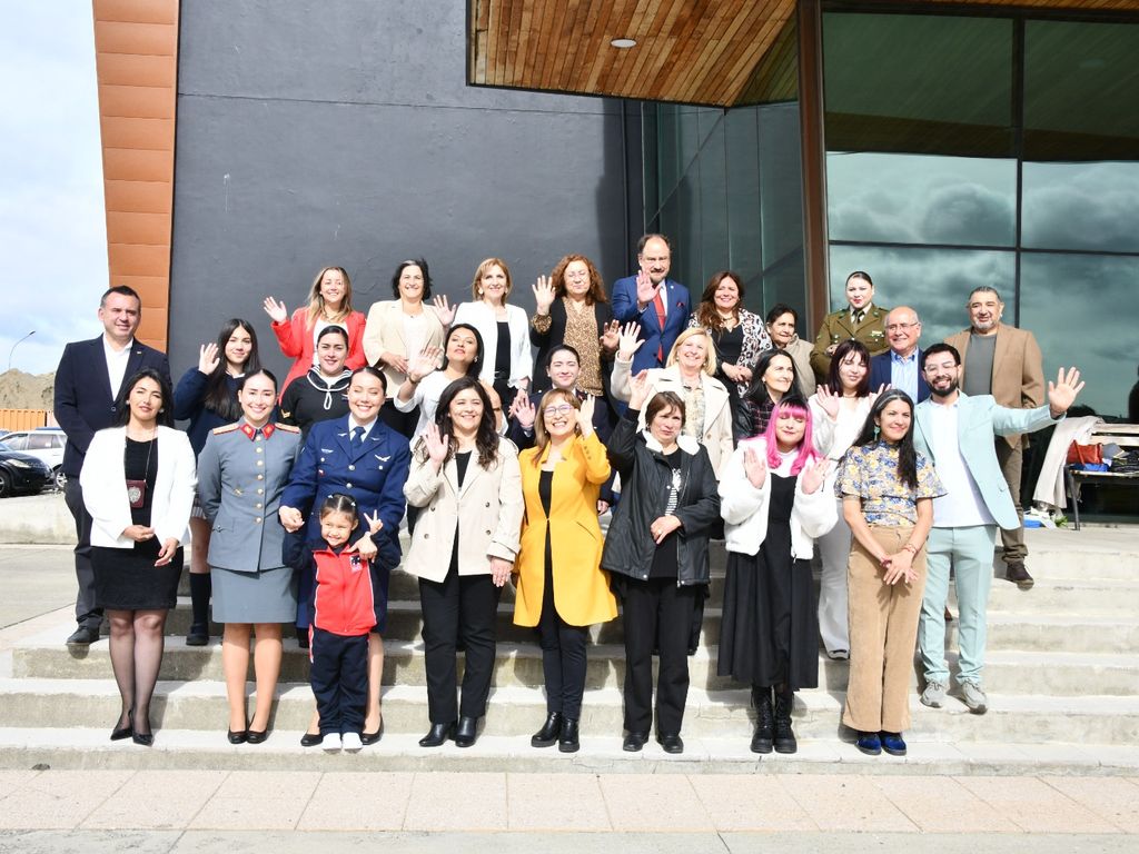 MUJERES DESTACADAS (4) MUJERES DESTACADAS (4)