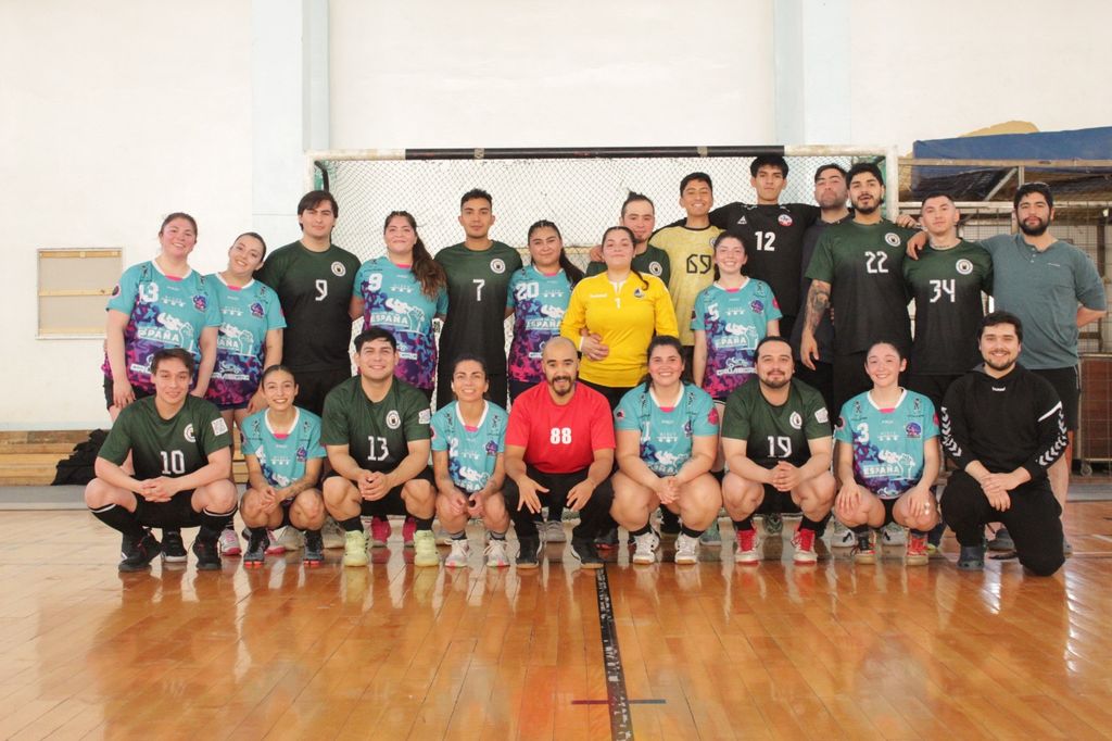 Equipo club BM Caiquén en campeonato en Río Turbio, Argentina