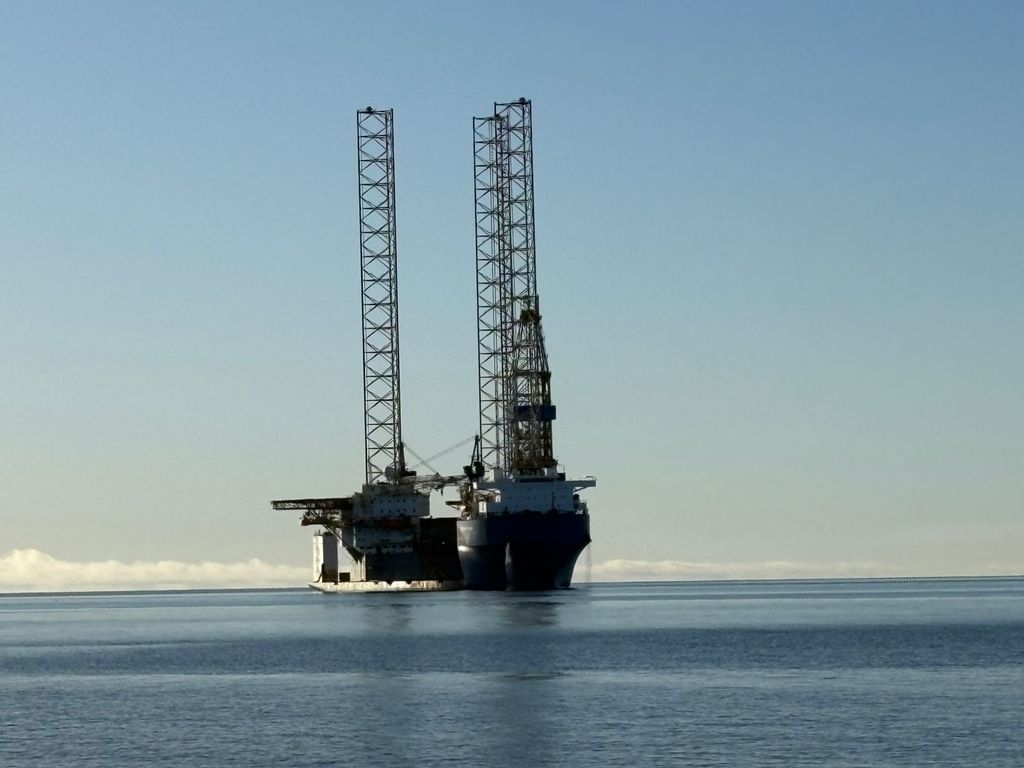 Plataforma posada en buque para su traslado a nuevo destino Plataforma posada en buque para su traslado a nuevo destino