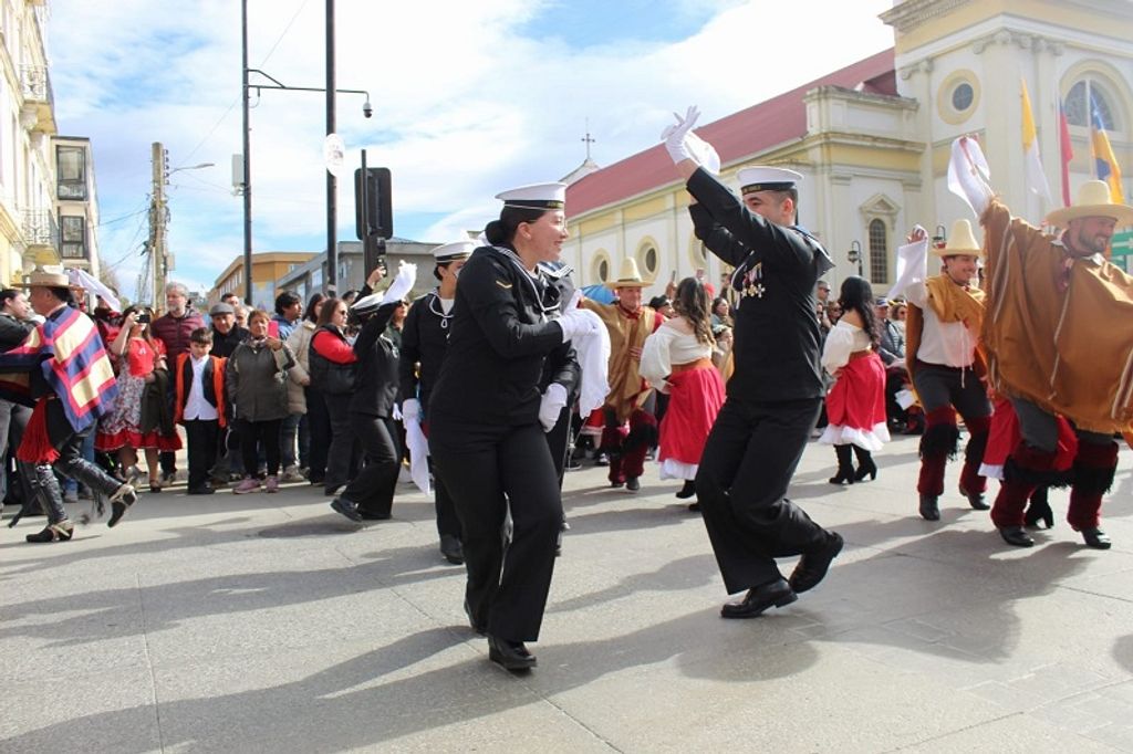 Miembros Alma Marinera en pie de cueca en Plaza de Armas de Punta Arenas