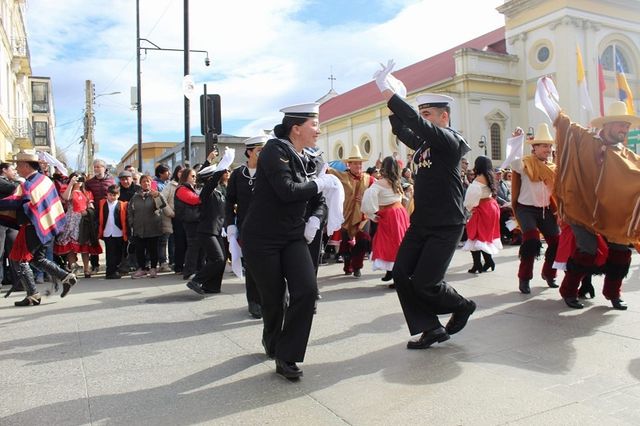 Miembros Alma Marinera en pie de cueca en Plaza de Armas de Punta Arenas