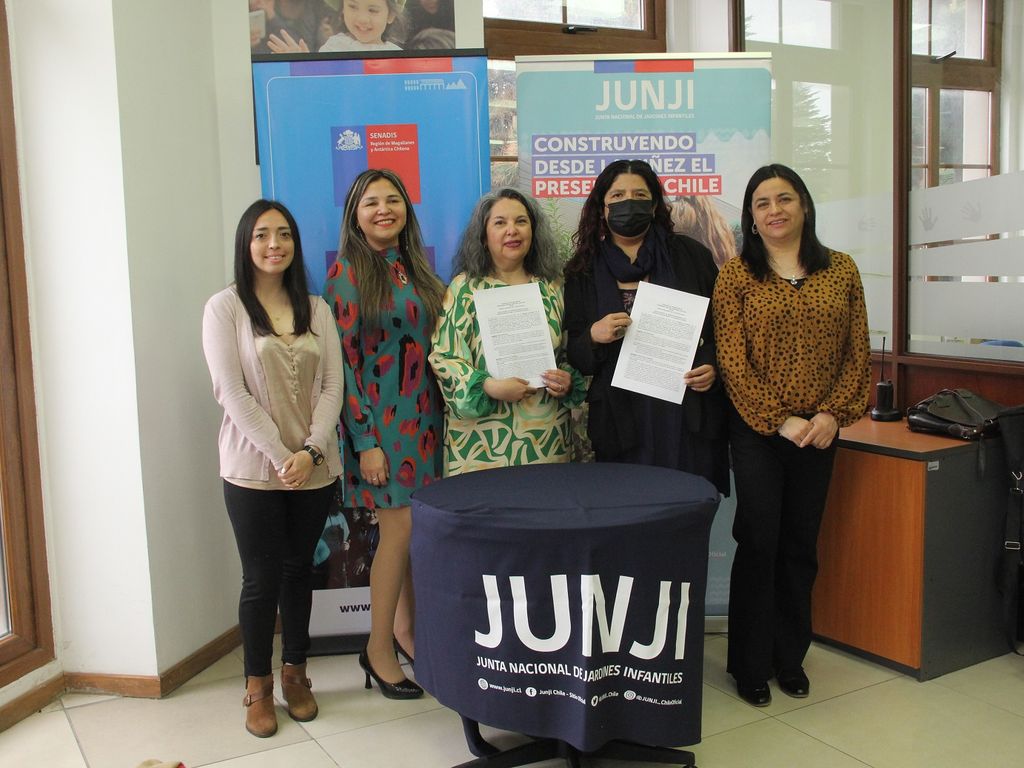 María José Aguilar, terapeuta ocupacional Junji; Soledad Cárdenas, profesional Senadis; Paola Valenzuela, directora de Junji; Bernarda Cares, directora de Senadis y Paula Mardones, educadora diferencial Junji María José Aguilar, terapeuta ocupacional Junji; Soledad Cárdenas, profesional Senadis; Paola Valenzuela, directora de Junji; Bernarda Cares, directora de Senadis y Paula Mardones, educadora diferencial Junji