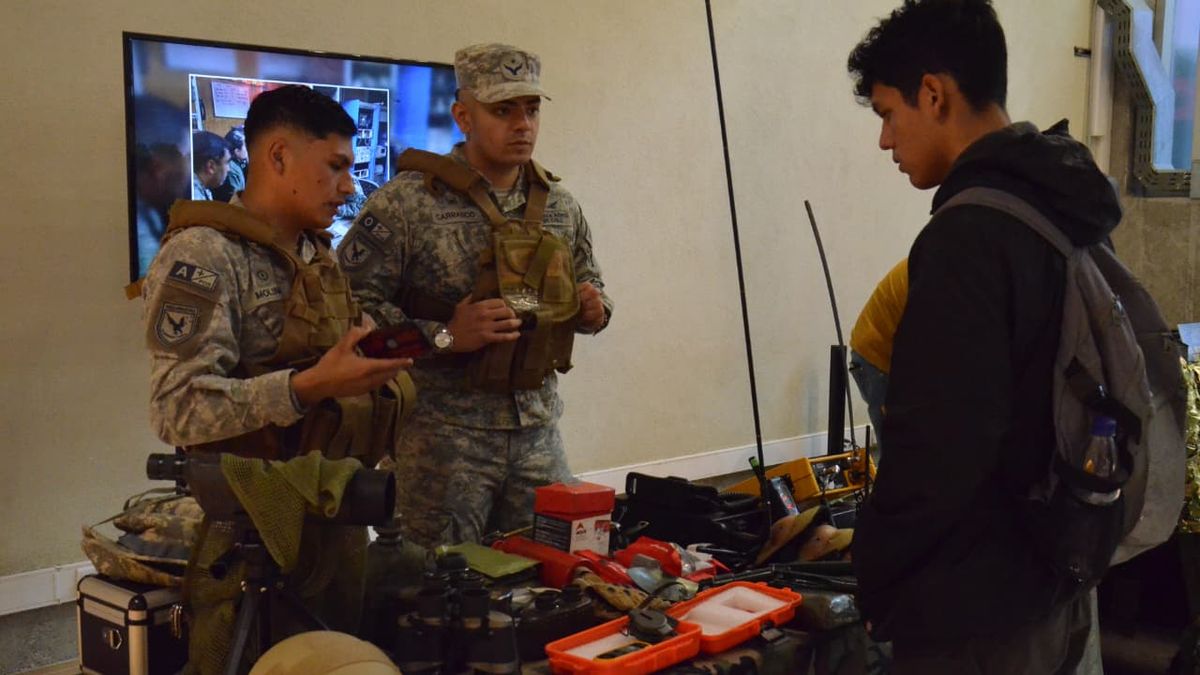 MES DEL AIRE Y DEL ESPACIO EN MAGALLANES: IVª BRIGADA AÉREA REALIZA EXPOSICIÓN ABIERTA A LA COMUNIDAD EN ZONAUSTRAL