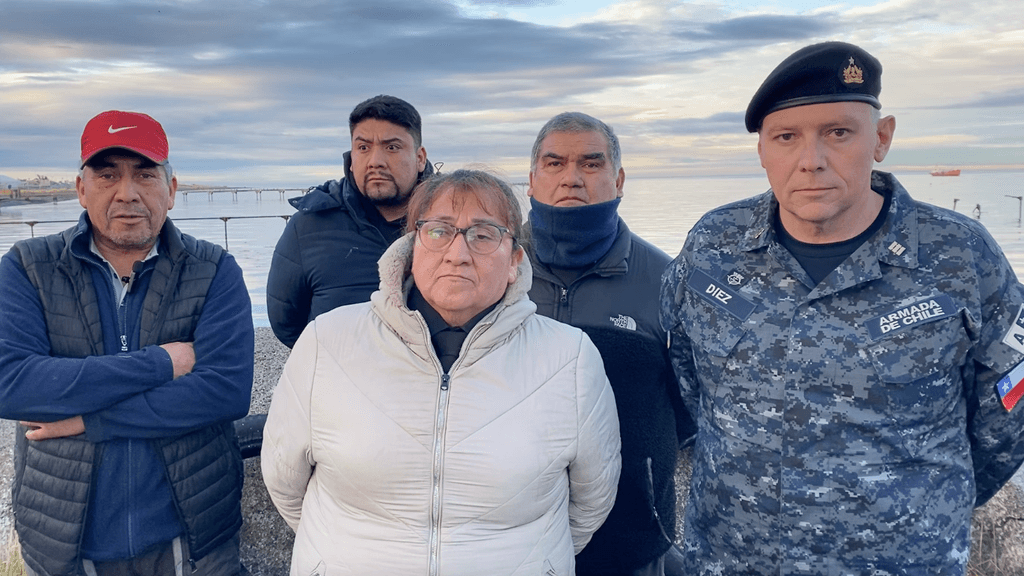 Familiares del pescador desaparecido junto al Capitán de Puerto de Punta Arenas