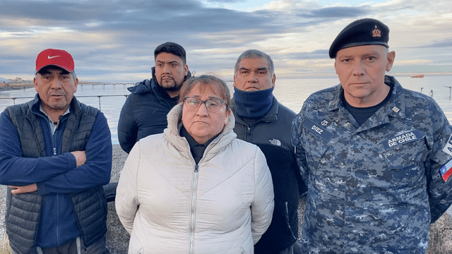 Familiares del pescador desaparecido junto al Capitán de Puerto de Punta Arenas Familiares del pescador desaparecido junto al Capitán de Puerto de Punta Arenas