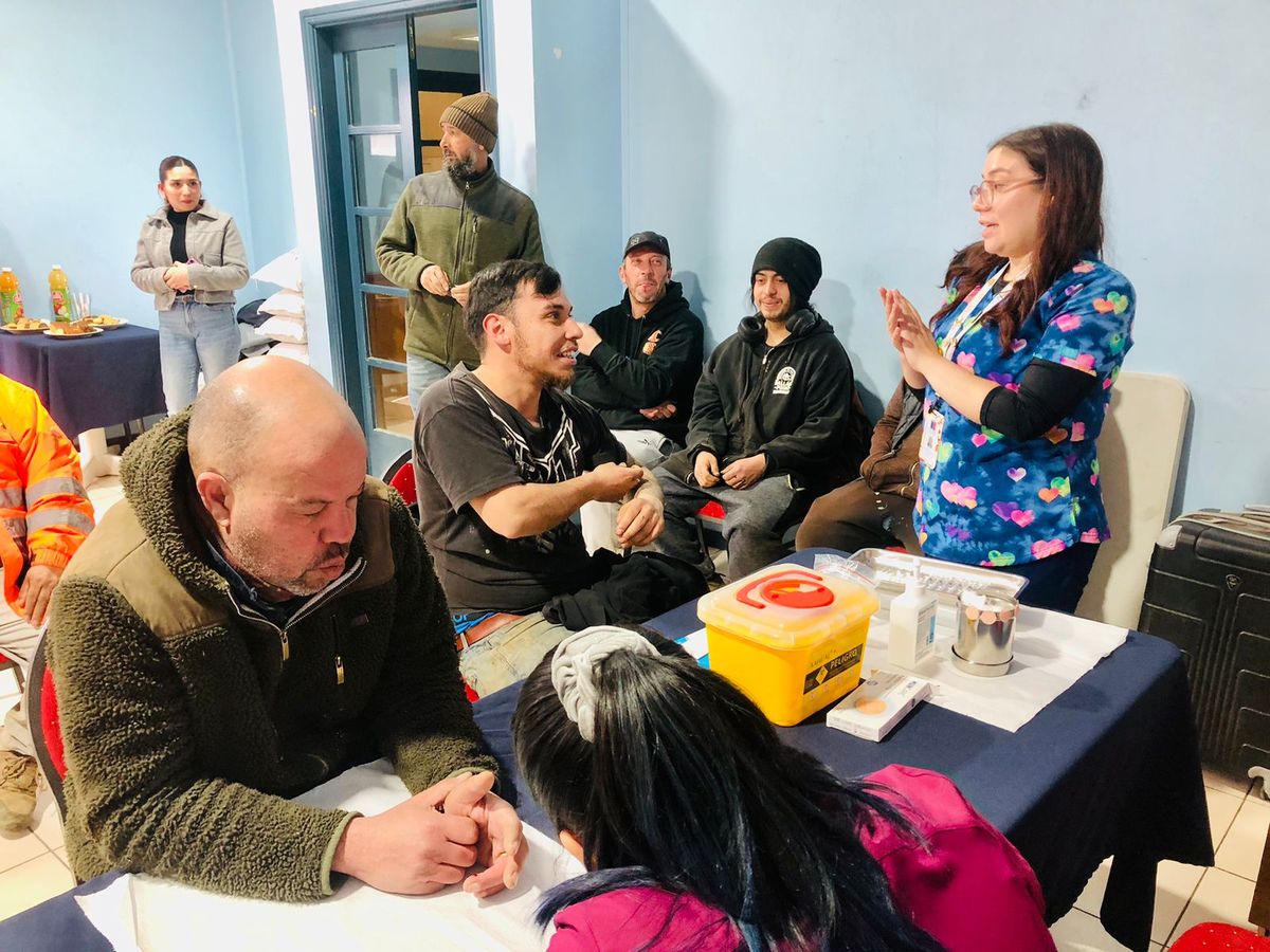 GOBIERNO EN TERRENO BENEFICIA A TRABAJADORES DE CONSTRUCTORA CON VACUNACIÓN Y SERVICIOS EN PUERTO WILLIAMS