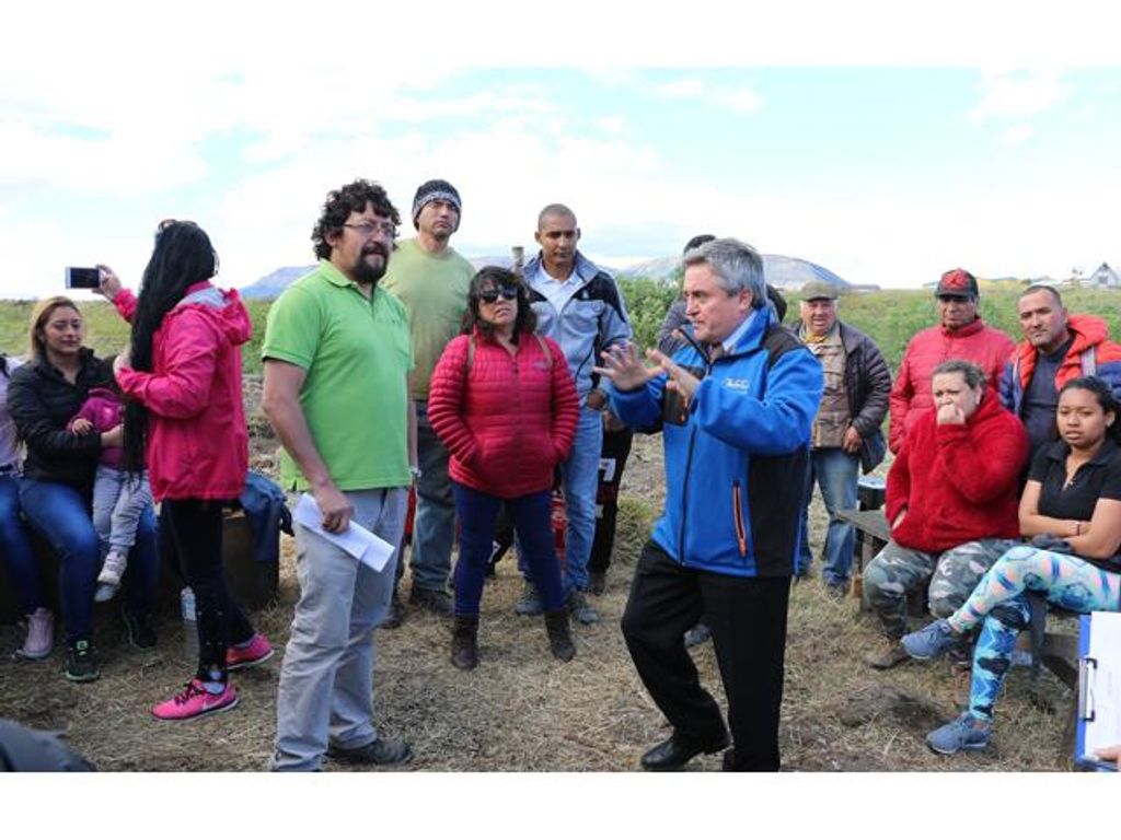 POBLADORES EN TOMA VALORAN VISITA DEL ALCALDE DE NATALES, QUIEN PLANTEÓ UNA MESA DE TRABAJO PARA LOS PROXIMOS DÍAS