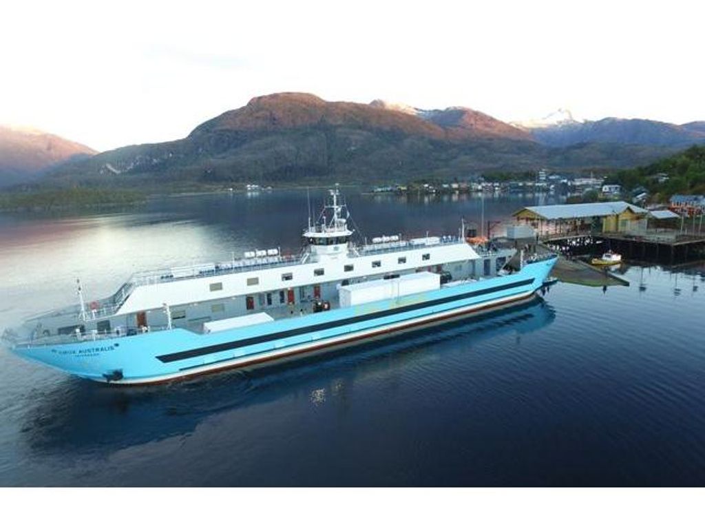 FERRY CRUX AUSTRALIS DE TABSA EVACUÓ A TRABAJADOR HACIA PUERTO NATALES