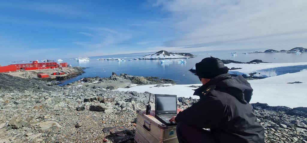 Sargento Segundo Litoral Carlos Vasquez, Alcalde de Mar Rada Covadonga 2023-2024 en inmediaciones de Base Antártica _Bernardo O´Higgins_