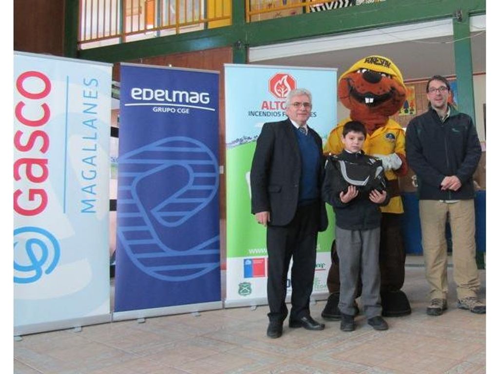CONAF PREMIÓ A GANADORES DE PRIMER CONCURSO DE CÓMICS EN PUERTO WILLIAMS CONAF PREMIÓ A GANADORES DE PRIMER CONCURSO DE CÓMICS EN PUERTO WILLIAMS