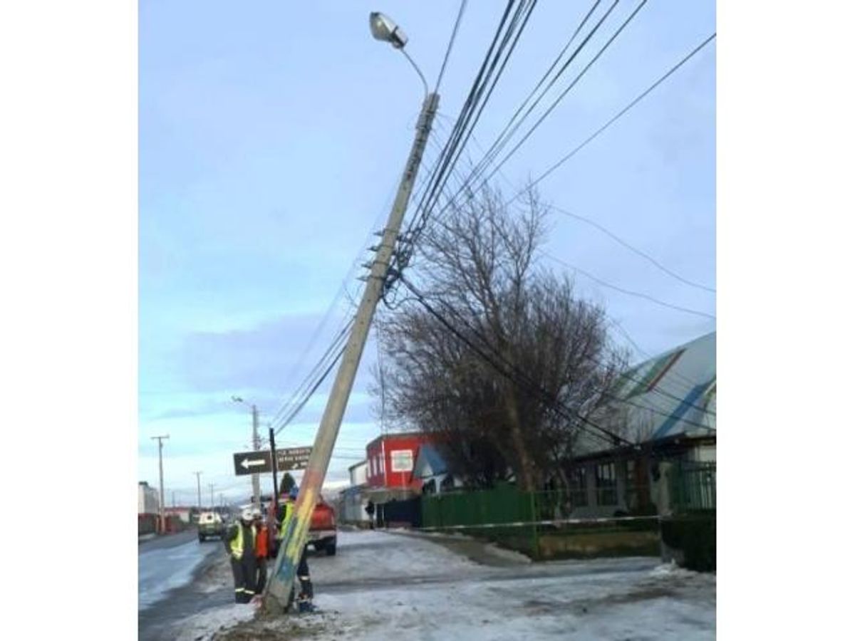 NUEVO CHOQUE CONTRA POSTE DE ALUMBRADO DEJA SIN LUZ HASTA LAS 17:00 ...