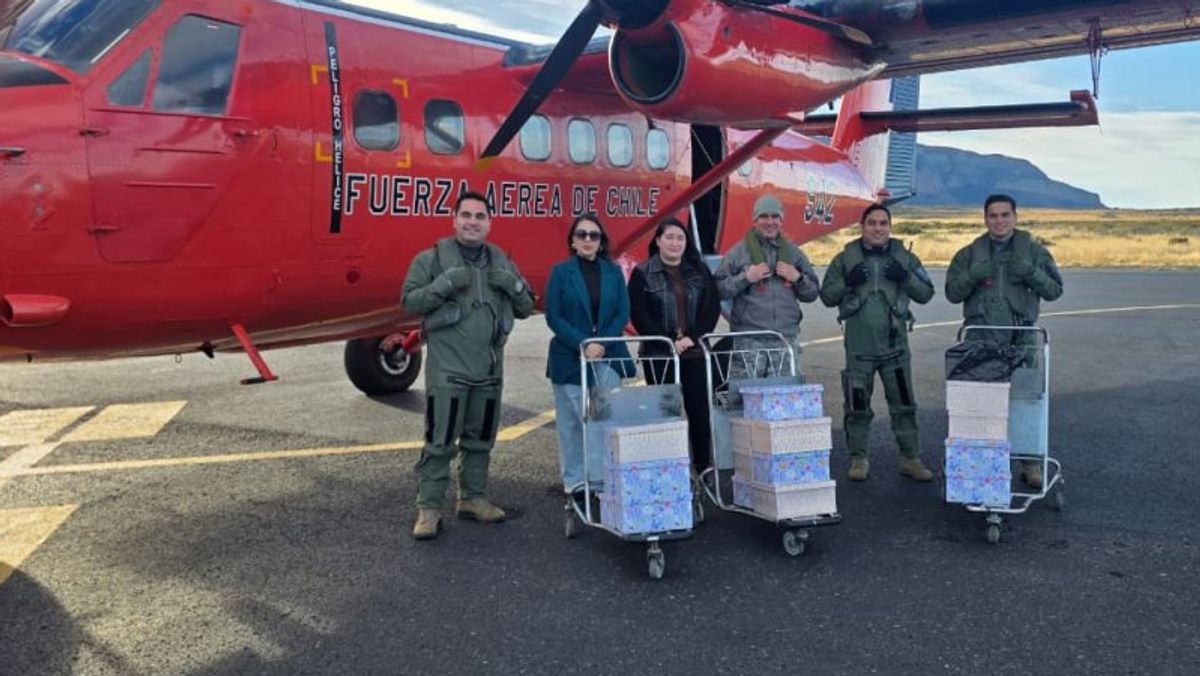 AVIADORES MILITARES ENTREGAN ARTÍCULOS DE PRIMERA NECESIDAD A ADULTOS MAYORES DE PUERTO NATALES