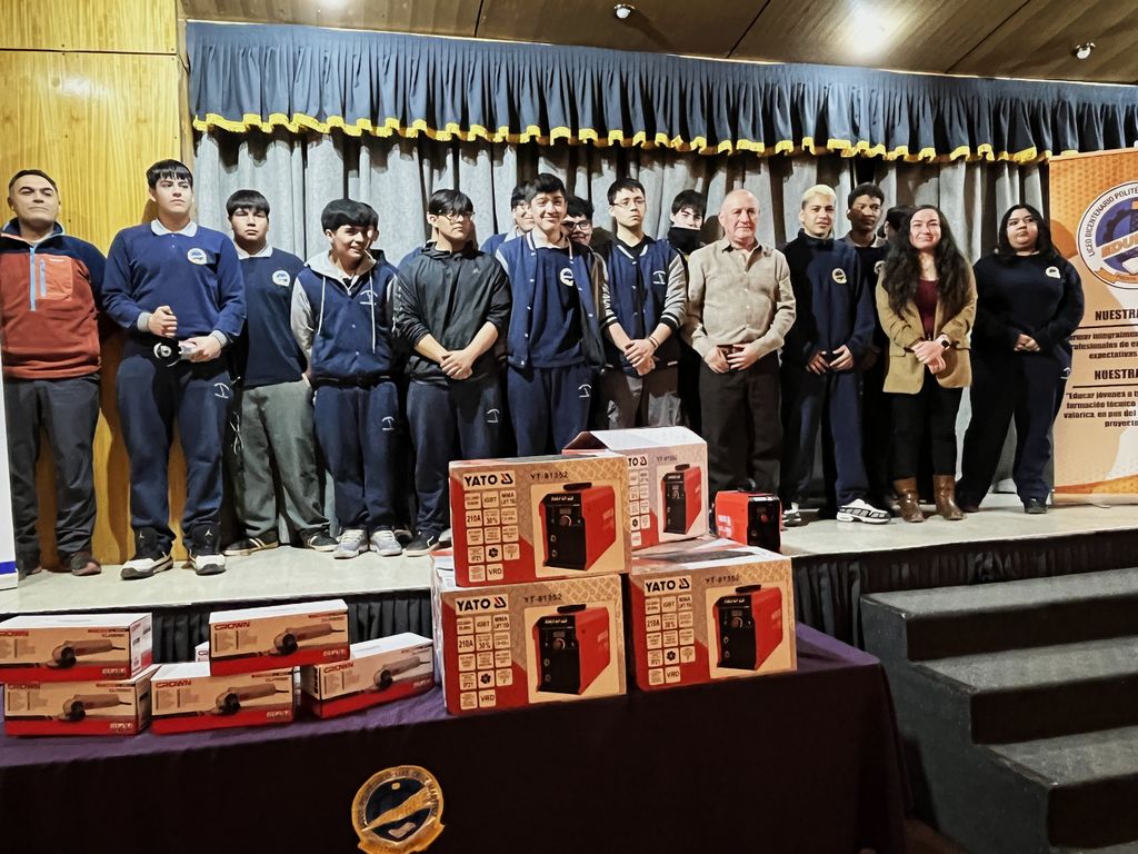 Entrega Fondo Construyo Mi Futuro Liceo Natales (65)
