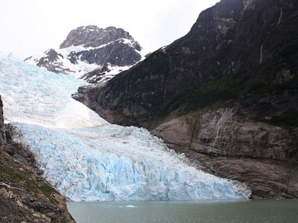 Glaciar Serrano es uno de las más representativos de la región de Magallanes y antártica Chilena Glaciar Serrano es uno de las más representativos de la región de Magallanes y antártica Chilena
