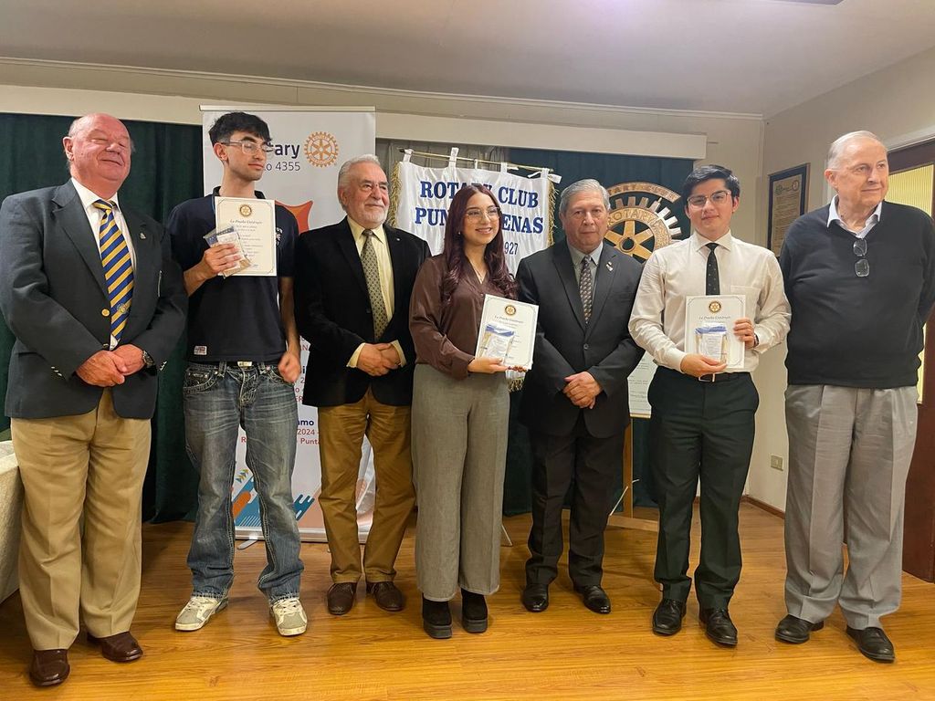 Jóvenes estudiantes recibieron el saludo y reconocimiento del Rotary Club Punta Arenas como actores relevantes en la nueva generación de líderes sociales