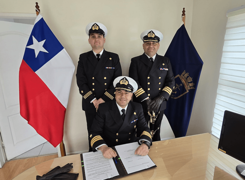 De izquierda a Derecha Teniente Primero Litoral Rafael Gonzalez nuevo Capitán de Puerto de Puerto Natales, Capitán de Fragata LT Esteban Ávila interventor de la entrega, y el Capitán de Fragata Litoral Carlos Herrer