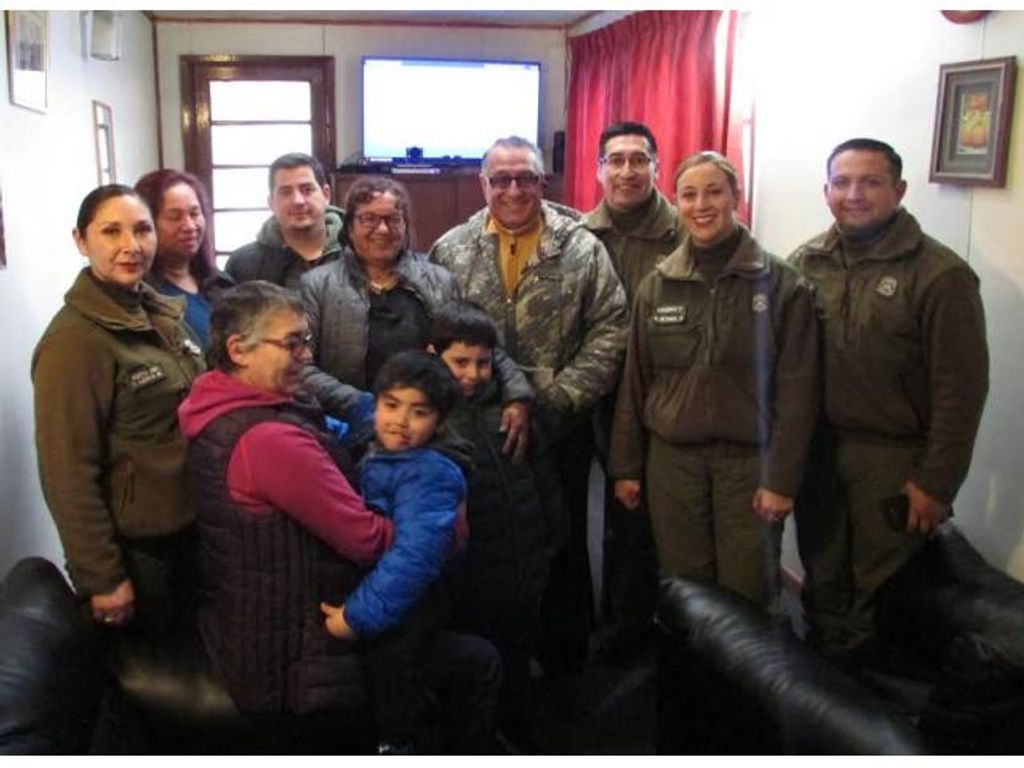 CARABINEROS HIZO POSIBLE REENCUENTRO FAMILIAR LUEGO DE 42 AÑOS CARABINEROS HIZO POSIBLE REENCUENTRO FAMILIAR LUEGO DE 42 AÑOS