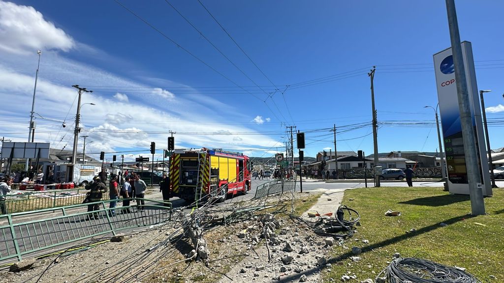 Poste chocado 2 Poste chocado 2