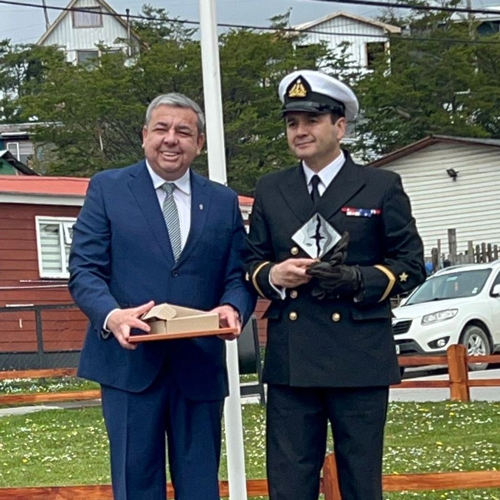 Municialidad de Cabo de Hornos entrega reconocimiento a Suboficial Mayor Roberto Araneda 2 Municialidad de Cabo de Hornos entrega reconocimiento a Suboficial Mayor Roberto Araneda 2
