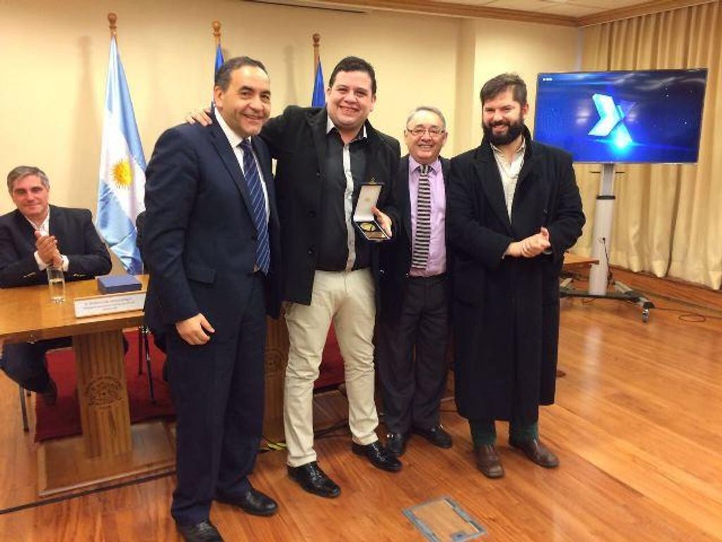 PERIODISTA ALEJANDRO AVENDAÑO DE RADIO POLAR RECIBIÓ DISTINCIÓN DE LA CÁMARA DE DIPUTADOS PERIODISTA ALEJANDRO AVENDAÑO DE RADIO POLAR RECIBIÓ DISTINCIÓN DE LA CÁMARA DE DIPUTADOS