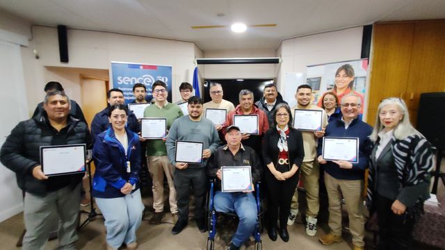 foto grupal ceremonia curso mecanica basica automotriz