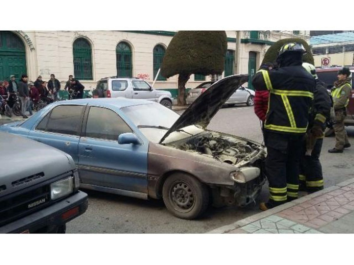 PRINCIPIO DE INCENDIO AFECTÓ A VEHÍCULO EN EL CENTRO DE LA CIUDAD