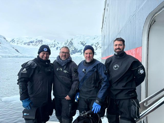 Equipo de buzos en la Antartica_Credito_PONANT Expeditions Equipo de buzos en la Antartica_Credito_PONANT Expeditions