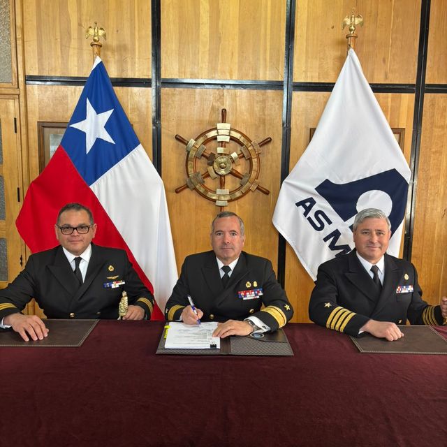 De izquierda a derecha Nuevo Administrador de ASMAR Magallanes, CF Juan Guillermo Callejas; Director de ASMAR, CA José Miguel Hernández y el Administrador saliente, CN Gonzalo Mitrovich De izquierda a derecha Nuevo Administrador de ASMAR Magallanes, CF Juan Guillermo Callejas; Director de ASMAR, CA José Miguel Hernández y el Administrador saliente, CN Gonzalo Mitrovich