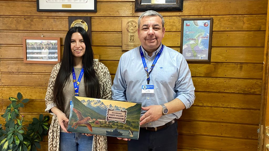 Alcalde de Cabo de Hornos y Antártica Chilena Patricio Fernandez presentando el inédito juego de mesa