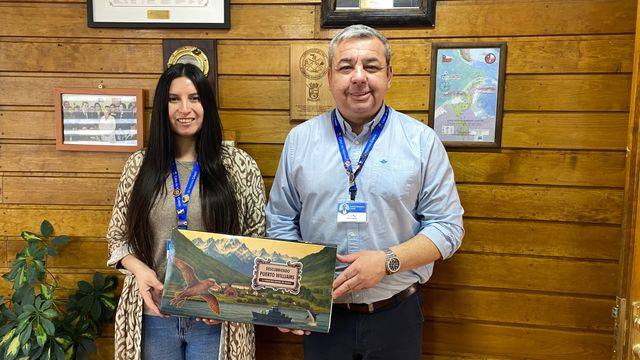 Alcalde de Cabo de Hornos y Antártica Chilena Patricio Fernandez presentando el inédito juego de mesa