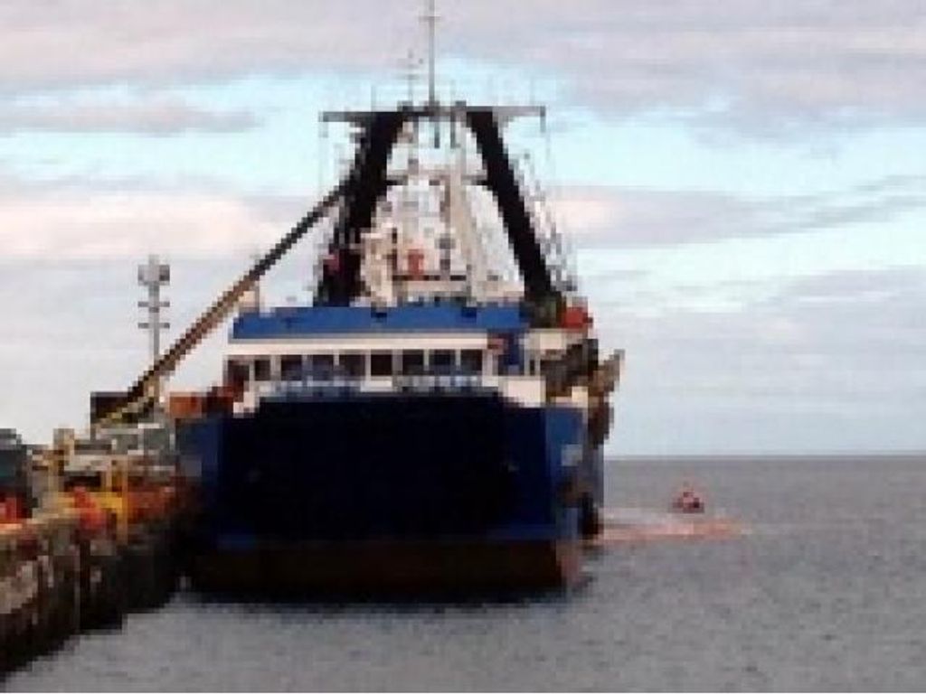 ARMADA DE CHILE CONTROLÓ DERRAME DE PETRÓLEO EN EL ESTRECHO DE MAGALLANES