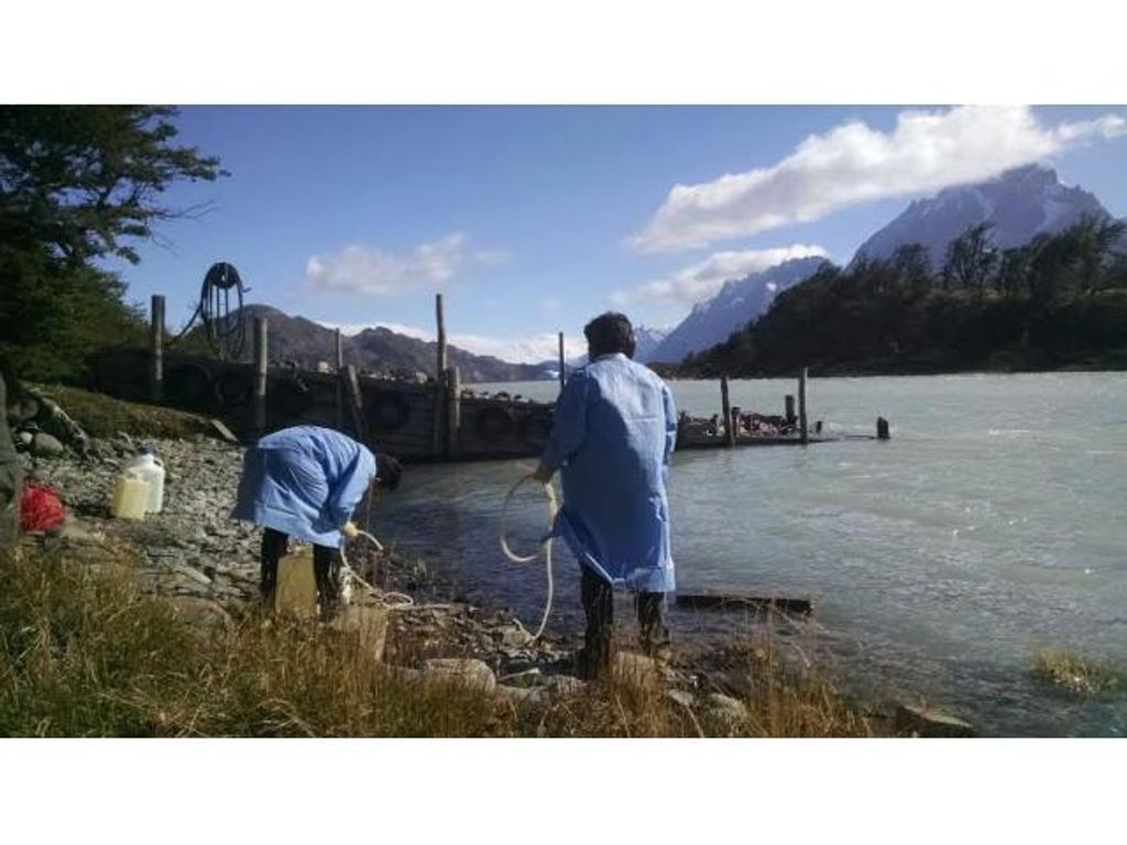 PROFESIONALES DEL ISP INICIAN TOMA DE MUESTRAS DE AGUA EN PARQUE TORRES DEL PAINE PROFESIONALES DEL ISP INICIAN TOMA DE MUESTRAS DE AGUA EN PARQUE TORRES DEL PAINE
