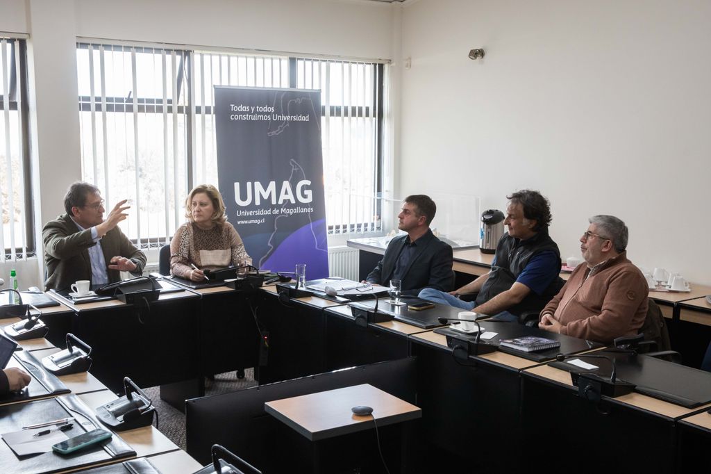 José Maripani, rector de la UMAG, Elizabeth Jeldres, directora ejecutiva Rectoría; José Martinic, Claudio Buratovic y Javier Solis José Maripani, rector de la UMAG, Elizabeth Jeldres, directora ejecutiva Rectoría; José Martinic, Claudio Buratovic y Javier Solis