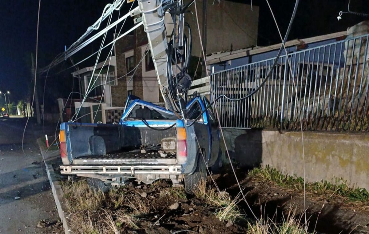 CHOQUE DE CAMIONETA CONTRA POSTE DE BAJA TENSIÓN DEJA SIN LUZ A VECINOS ...