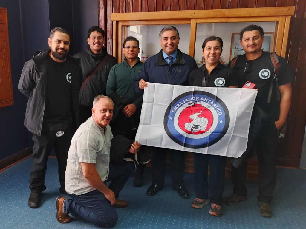 Primera Expedición Antártica Mexicana recibe pabellón de embajadores antárticos