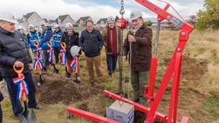 Foto 3 Enrique Loeser de Axis coloca primera piedra