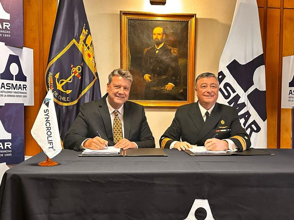 El Gerente General de Syncrolift SA Rolf-Atle Tomassen y el Director de ASMAR CA Jaime Sotomayor Bustamante (2) El Gerente General de Syncrolift SA Rolf-Atle Tomassen y el Director de ASMAR CA Jaime Sotomayor Bustamante (2)