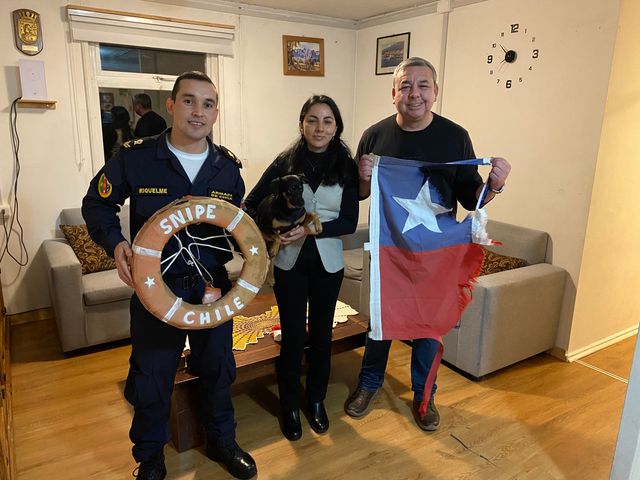 Cabo primero Armin Riquelme junto a su Esposa Camila De la Torre y el Alcalde de Cabo de Hornos y Antártica Chilena Patricio Fernandez