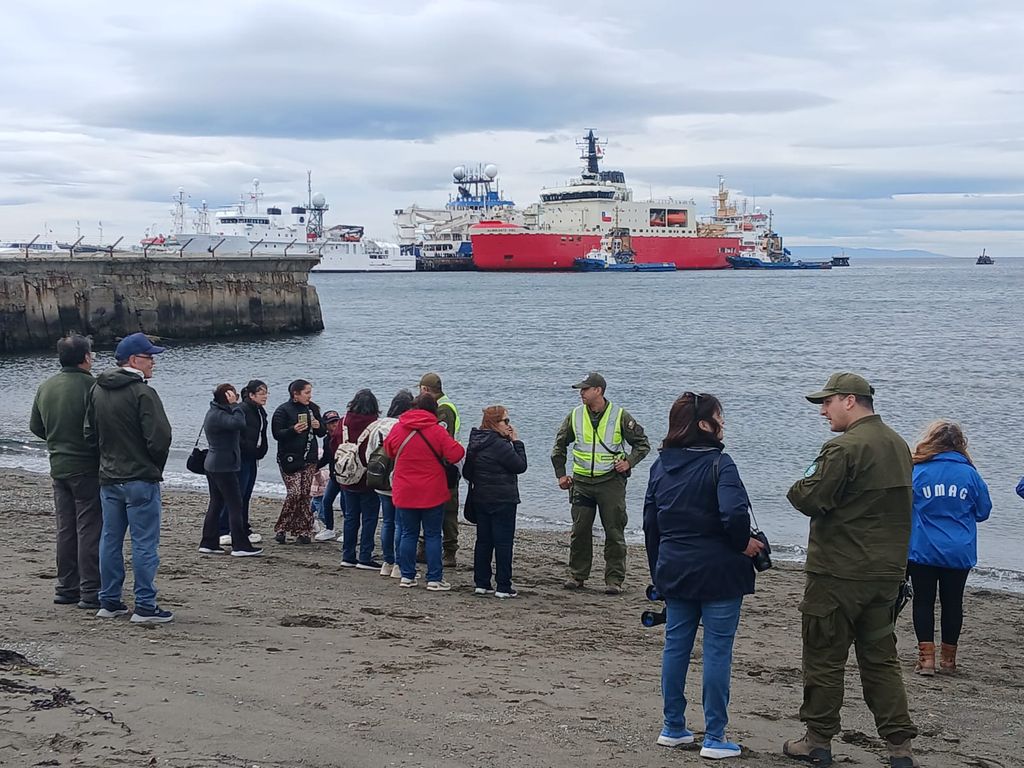 Diversas personas vencieron el frío magallánico para recibir al rompehielos Diversas personas vencieron el frío magallánico para recibir al rompehielos