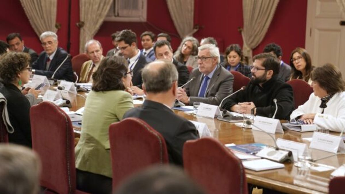 Reunion-Consejo-de-Politica-Antartica-La-Moneda-30-04-2025-696x355