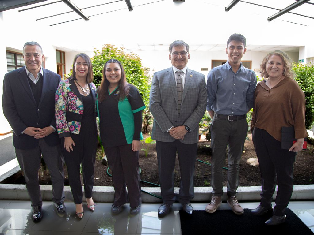 estudiantes junto a autoridades UMAG y representantes del Banco Santander estudiantes junto a autoridades UMAG y representantes del Banco Santander