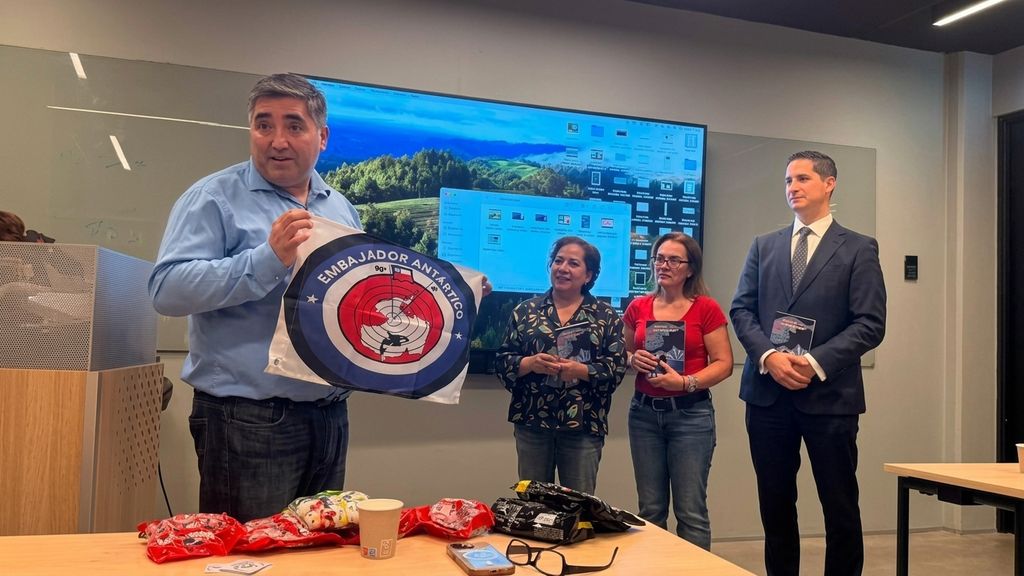 Historiador Francisco Sánchez entrega emblema de programa _Embajadores Antárticos_ a COFOCHILEX Norge en Oslo, Noruega Historiador Francisco Sánchez entrega emblema de programa _Embajadores Antárticos_ a COFOCHILEX Norge en Oslo, Noruega