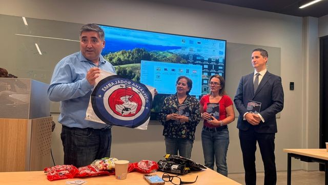 Historiador Francisco Sánchez entrega emblema de programa _Embajadores Antárticos_ a COFOCHILEX Norge en Oslo, Noruega Historiador Francisco Sánchez entrega emblema de programa _Embajadores Antárticos_ a COFOCHILEX Norge en Oslo, Noruega
