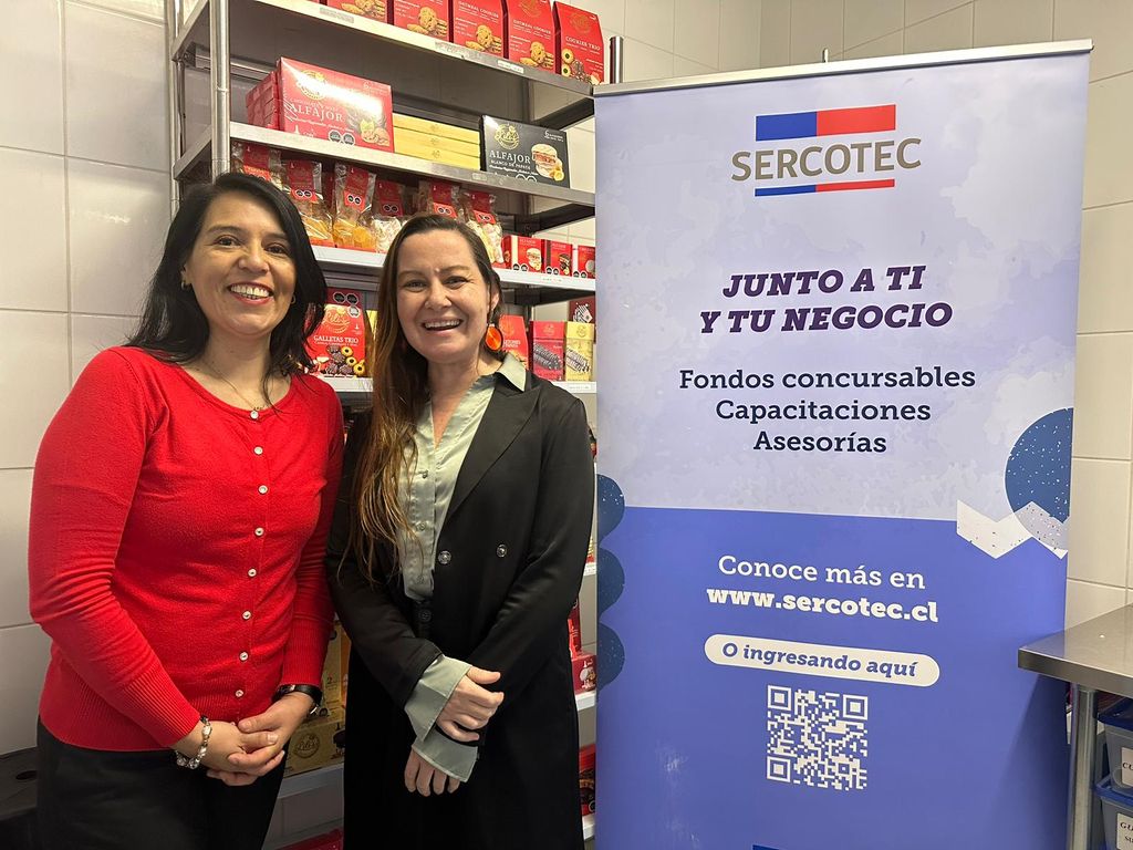 Gerenta general de Sercotec María José Becerra, junto a la empresaria Liliana Maier, de Lilis Dulceria, beneficiaria que exporta sus alfajores de papaya a Estados Unidos Gerenta general de Sercotec María José Becerra, junto a la empresaria Liliana Maier, de Lilis Dulceria, beneficiaria que exporta sus alfajores de papaya a Estados Unidos