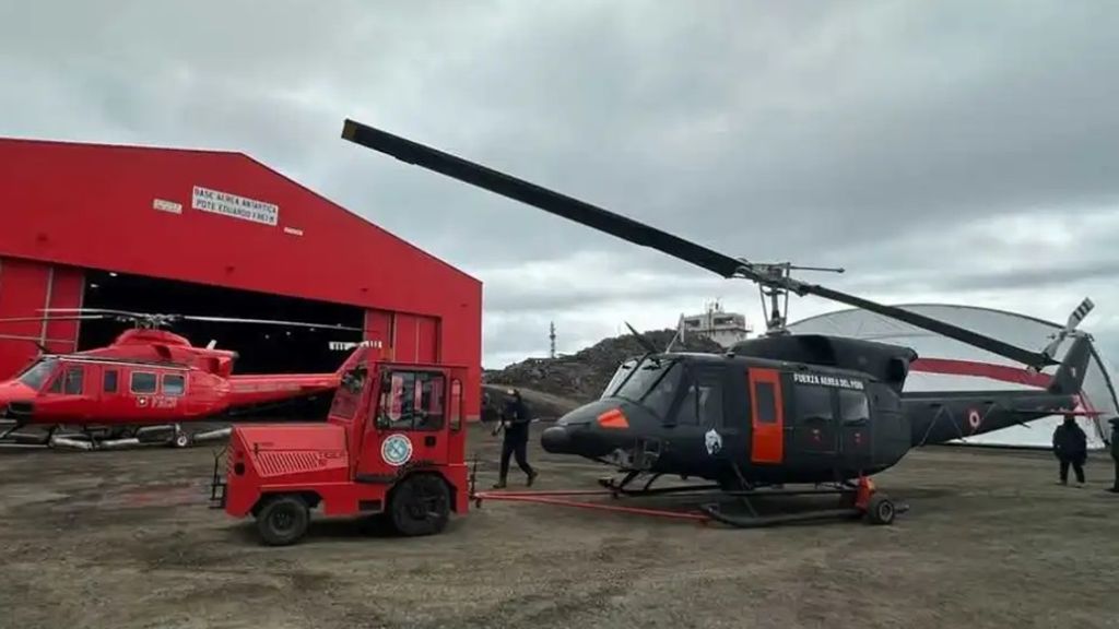 Helicoptero-Bell-212-de-la-Fuerza-Aerea-del-Peru-en-la-Base-Presidente-Eduardo-Frei-Territorio-Antartico-Chileno-Foto-FAP Helicoptero-Bell-212-de-la-Fuerza-Aerea-del-Peru-en-la-Base-Presidente-Eduardo-Frei-Territorio-Antartico-Chileno-Foto-FAP