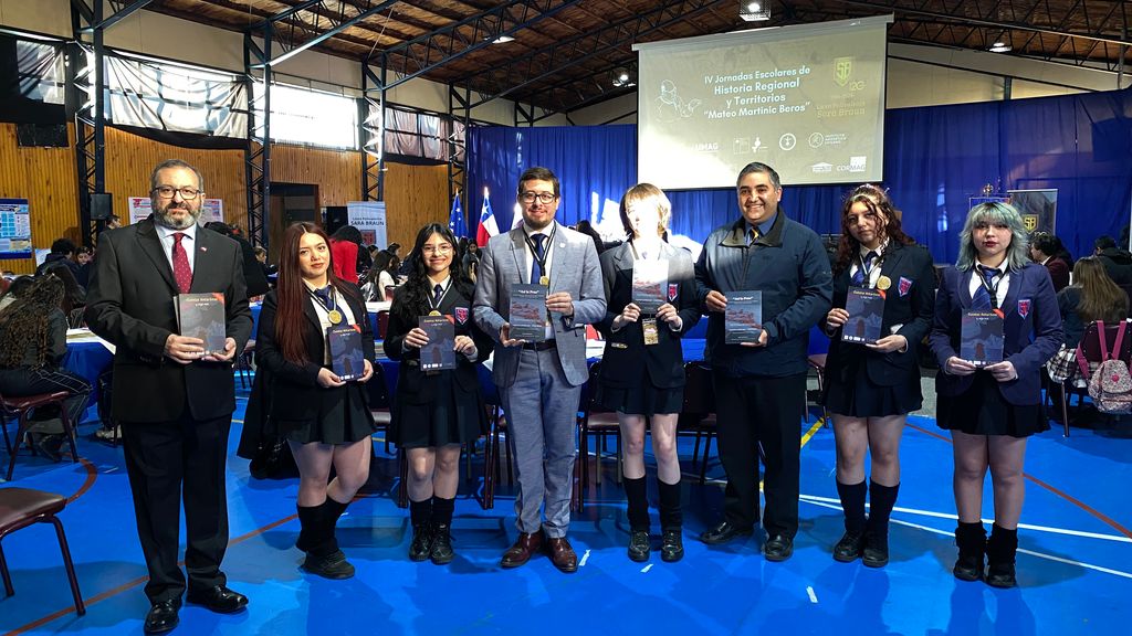 Seremi de Cultura Rodrigo Bravo encabezando la entrega de libros en el marco de la jornada de Historia Regional