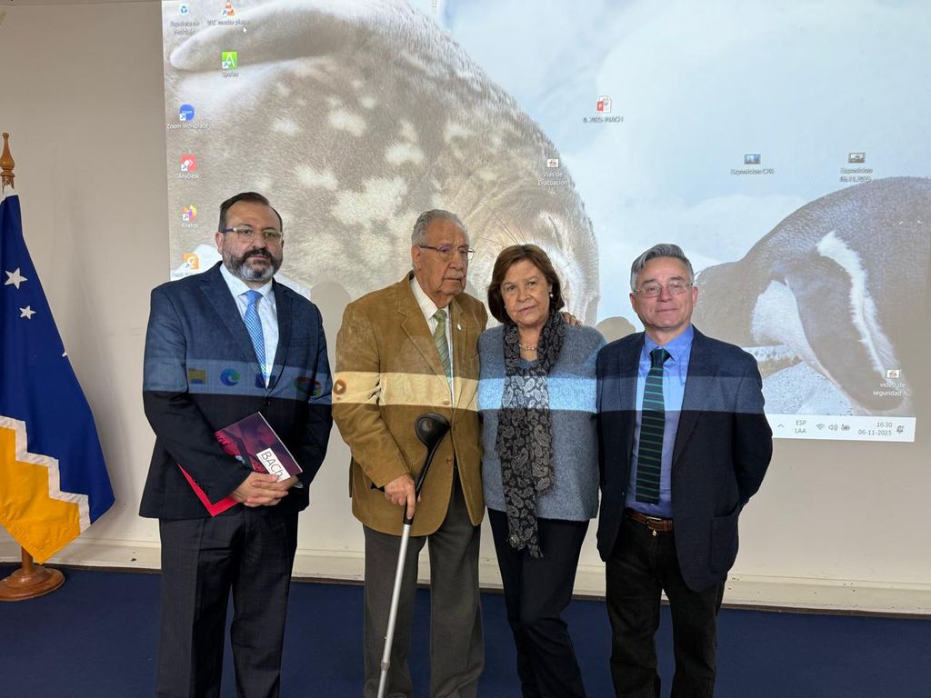 El investigador Rodrigo Bravo junto al histórico investigador Anelio Aguayo, Consuelo León y Mauricio Jara