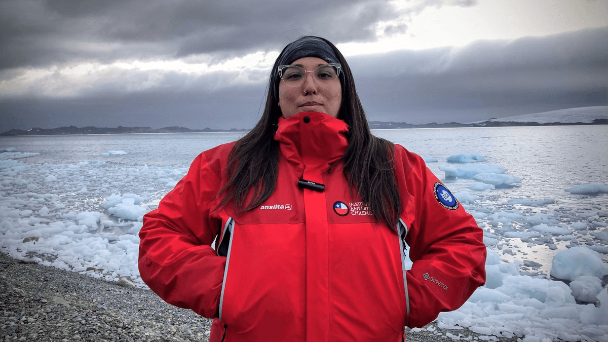 CONSTANZA JIMÉNEZ, ENCARGADA DE EDUCACIÓN INACH Y MUJER DESTACADA 2026: OJALÁ QUE MÁS NIÑAS Y JÓVENES PUEDAN SEGUIR SOÑANDO CON LA ANTÁRTICA Y VER QUE EL CAMINO DE LA CIENCIA ES POSIBLE